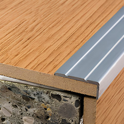 Schodová hrana samolepiaca 24,5x10 mm, dĺžka 135 cm
