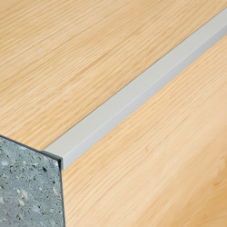 Schodová hrana 15x8,5 mm, dĺžka 135 cm